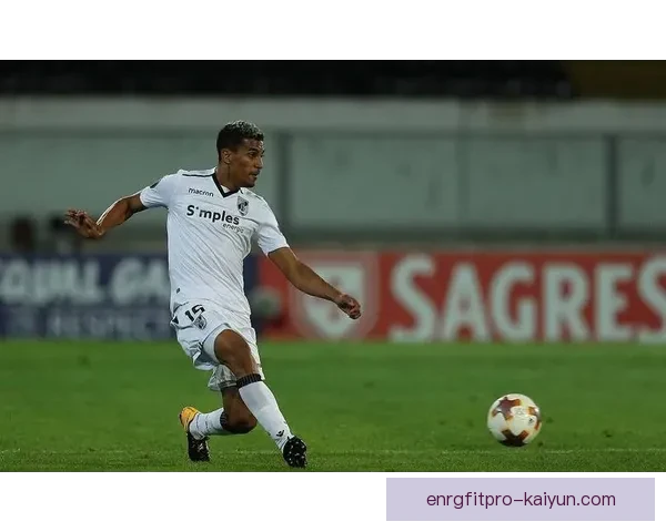 吉马良斯在新赛季的战术执行表现稳健，引发广泛关注。